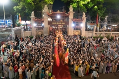 Hàng ngàn Phật tử TP.HCM đứng kín đường trong lễ rước Phật